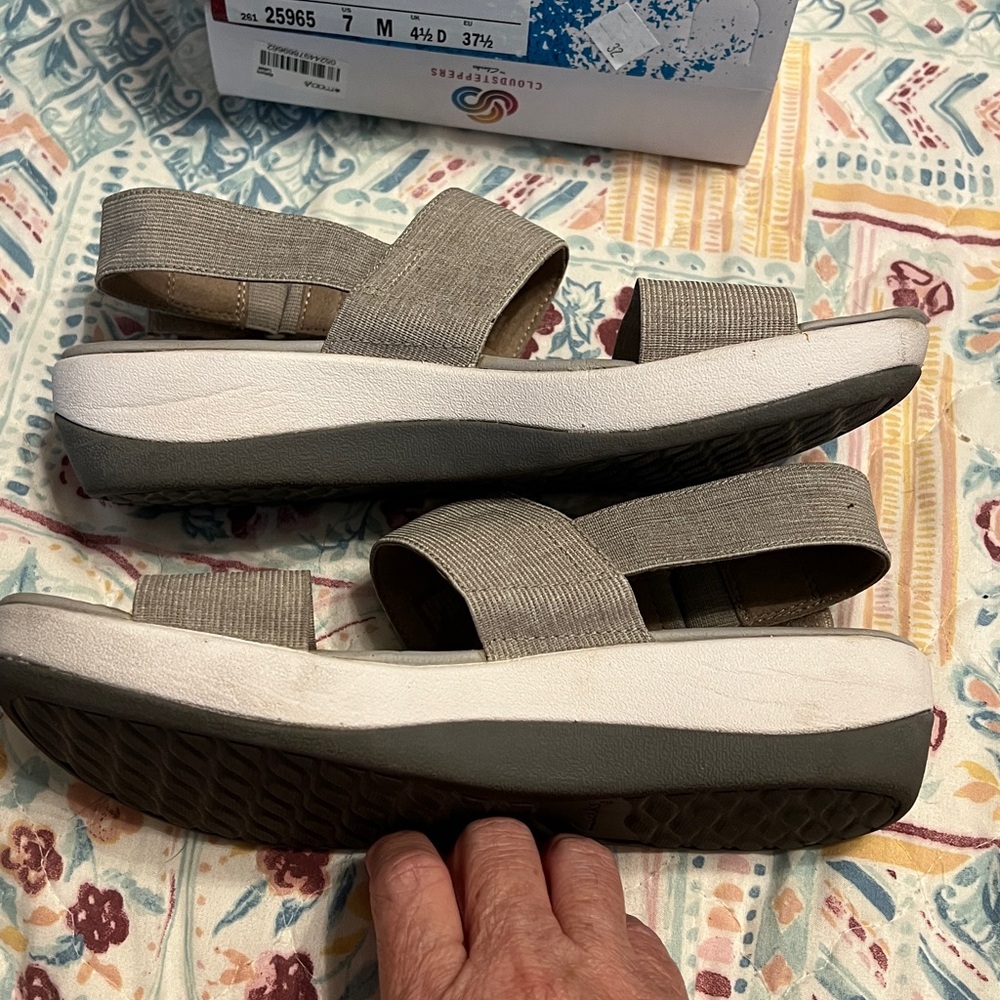 Clarks Cloud steppers Size 7M, color Sand, with Box - Picture 4 of 10